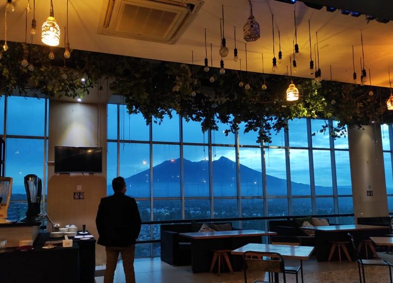 Nongkrong Asik dengan View Tiga Gunung di Tremonti Sky Lounge