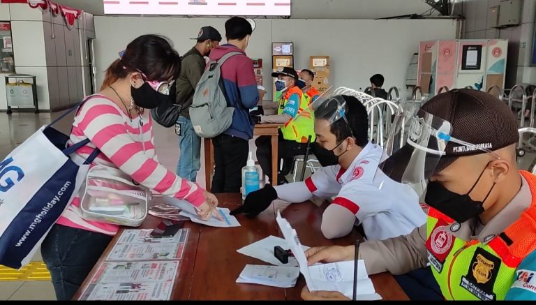 KAI Commuter Lanjutkan Dokumen Perjalanan Sebagai Syarat Naik KRL