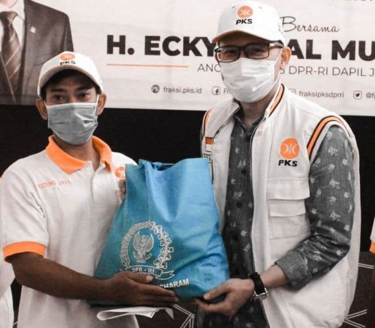 1000 Paket Sembako dari Ecky Awal Mucharam Bantu Warga Kota Bogor