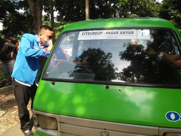 KNPI Kota Bogor Serahkan Bantuan ke Sopir Angkot