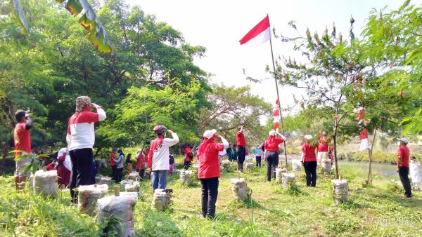 Aktivis Lingkungan Peringati HUT ke-76 RI di Tepian Sungai Ciliwung