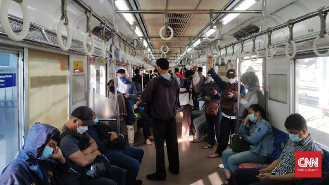 KRL Commuter Line Jurusan Bogor-Jakarta Kota Dipadati Penumpang