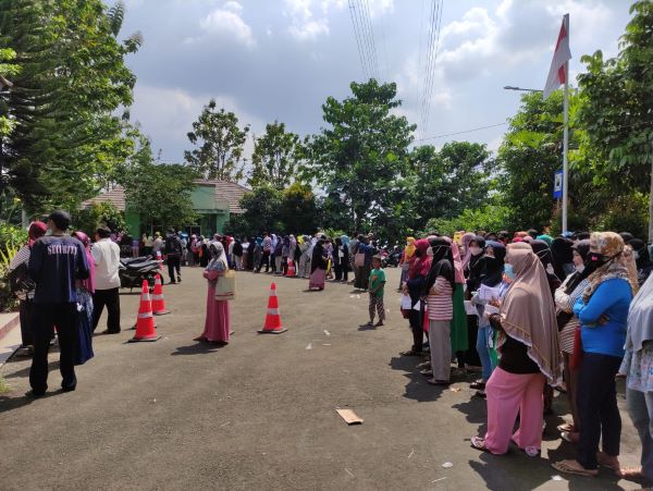 Antrian Mengular, Awas Kluster Pembagian Bansos di Katulampa