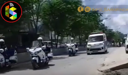 
 Mobil ambulans terlihat menyalip rombongan Presiden Jokowi saat melintas di Jalan DI Panjaitan, Samarinda, Kalimantan Timur. (Instagram@info_samarinda_/Bogordaily.net)