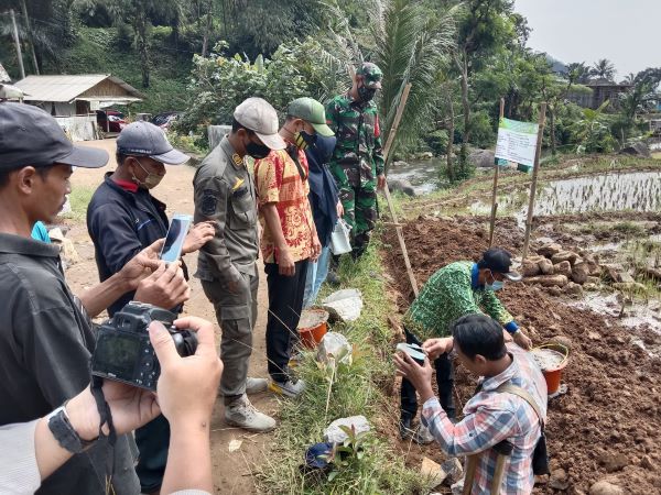 Desa Purwabakti Lakukan Betosisasi Jalan dan Turap