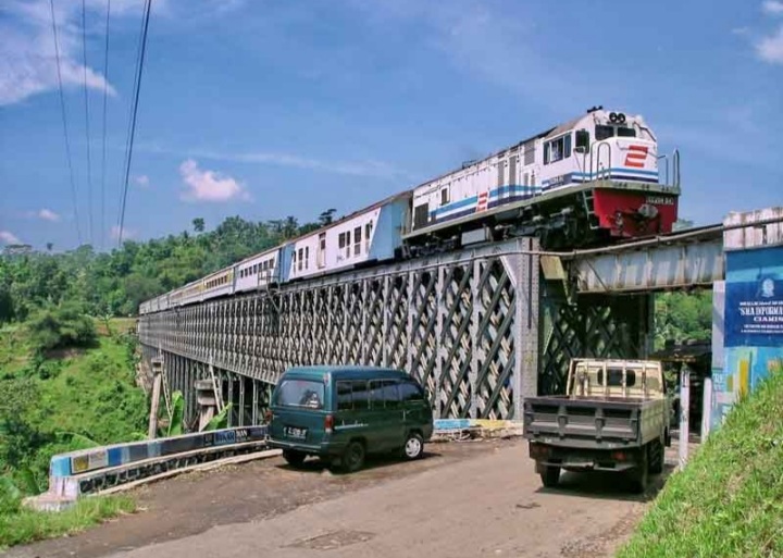 Jembatan Cirahong Hanya untuk Pejalan Kaki dan Roda Dua