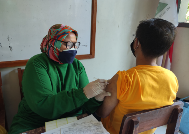 
 Warga Tanah Sareal mengikuti vaksinasi massal di SMP negeri 5 Kota Bogor, Senin 2 Agustus 2021.(Ibnugalansa/Bogordaily.net)