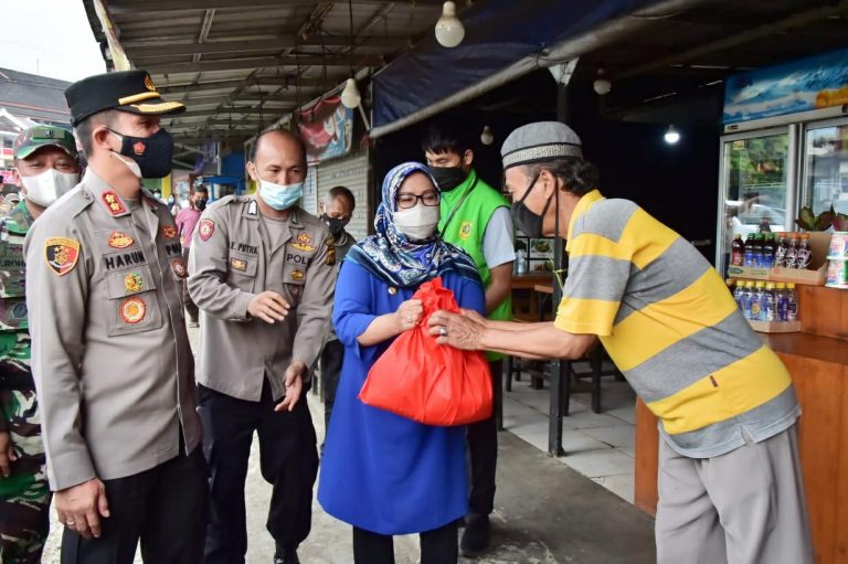 Alhamdulillah, Bupati Bogor Berikan 900 Sembako Kepada PKL Puncak