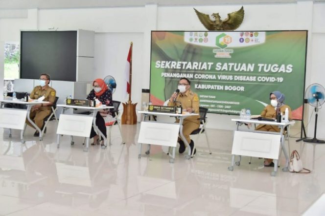 
 Bupati Bogor Ade Yasin bersama Wakil Bupati Bogor Iwan Setiawan ikuti kegiatan Pembahasan Percepatan Penanganan Pandemi Covid-19 di Wilayah Aglomerasi Jabodetabek, Senin 23 Agustus 2021.(Istimewa/Bogordaily.net)