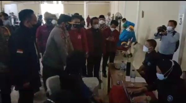 Wakapolri Pantau Pelaksanaan Vaksinasi di Kampus STKIP Muhammadiyah Leuwiliang