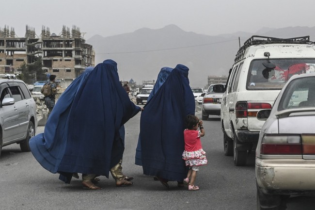 Taliban Masuk, Perempuan Afghanistan Berburu Burka