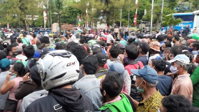 
 Sejumlah warga saat berkerumun antre untuk mendapatkan sebako yang diberikan Presiden Jokowi di Terminal Grogol, Jakarta Barat, Selasa 10 Agustus 2021.(Istimewa/Bogordaily.net)