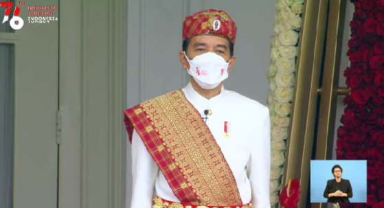 
 Presiden Joko Widodo saat menjadi Inspektur Upacara HUT ke-75 RI di Istana Presiden. Pada kesempatan itu Jokowi menggenakan busana adat Lampung.(Youtube Sekretariat Presiden/Bogordaily.net)