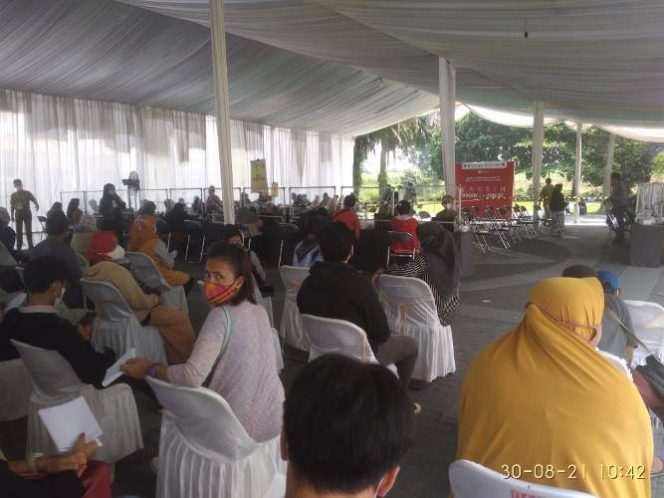 
 Sejumlah warga Kecamatan Kemang saat memenuhi lokasi vaksinasi massal di gedung Haiho Perumahan Telaga Kahuripan, Senin 30 Agustus 2021.(Bogordaily.net)