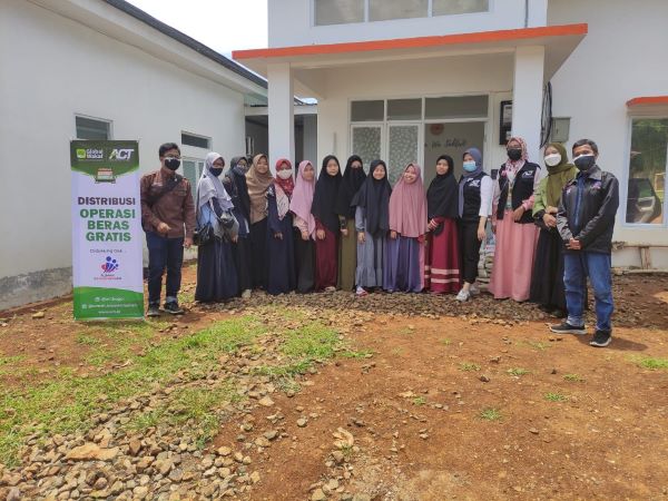 Bersama Rumah Kepemimpinan, ACT Distribusikan 110 Paket Beras Untuk Santri