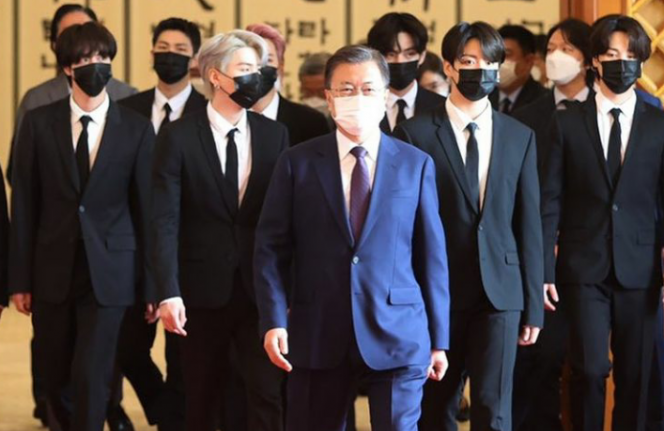 Siap Berangkat Dinas, Presiden Korsel dan BTS Rapat di Blue House