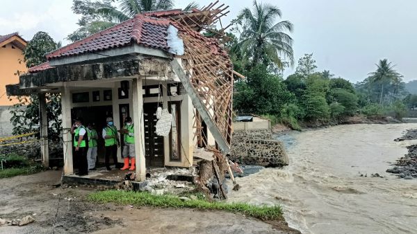 Sebagian Korban Banjir Memilih Bertahan di Rumah