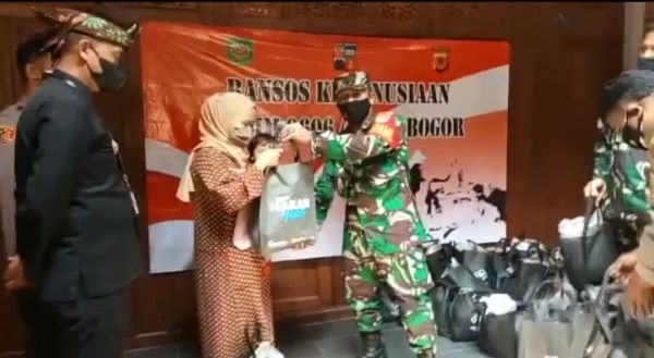 Danramil Bogor Selatan Kodim 0606 Kota Bogor Salurkan Bantuan ke 200 Warga di Ranggamekar