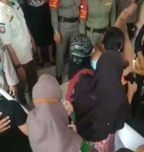 Alah Mak! Pedagang Wanita Telanjang Dada saat Demo