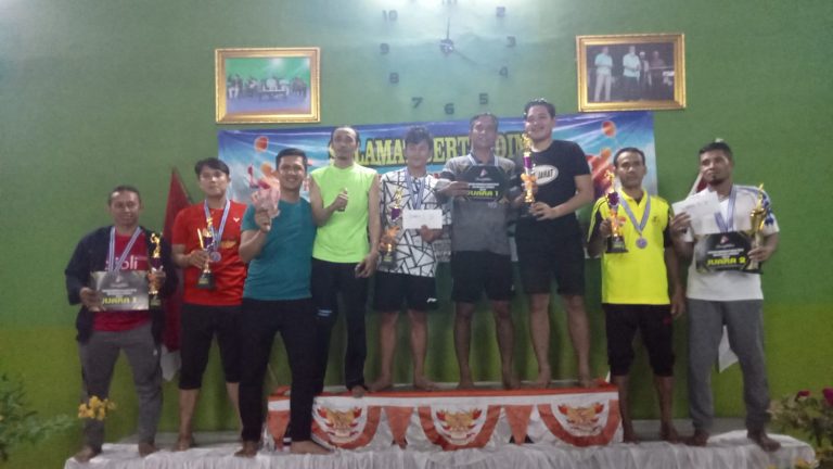 Alkes/Teguh & Japen/Ciwok Juarai Turnamen Bulutangkis GOR TOP