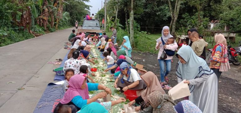 Ungkap Rasa Syukur, Puluhan Warga Sukamulya Makan Bersama di Badan Jalan