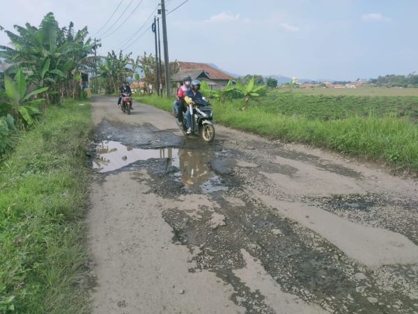 Saat Cuaca Panas Jalan Kalong Liud Berdebu, Jika Hujan Mirip Kubangan Kerbau