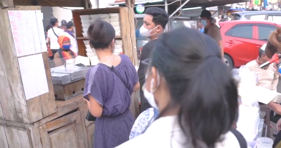 
 Sejumlah pembeli terlihat antre untuk mendapatkan kue pancake souffle Jepang. Pedagang kue  yang berjualan di Pasar Lama Tangerang  serbu pembeli, lantaran viral di medsos.(Istimewa/Bogordaily.net)