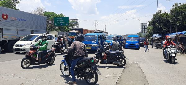 Diakhir Pekan, Tukang Ojek Alih Profesi jadi Pemandu Jalan Alternatif Menuju Puncak