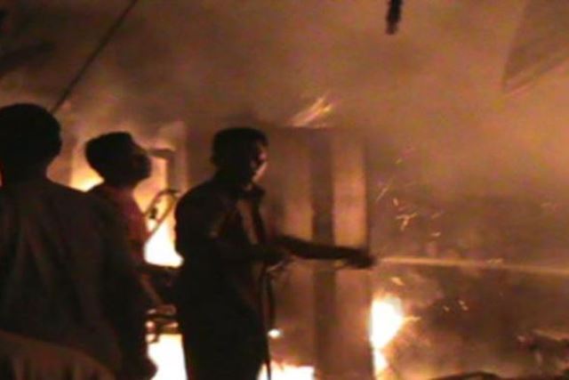 Pabrik Karung Terbakar, 12 Unit Mobil Damkar Dikerahkan