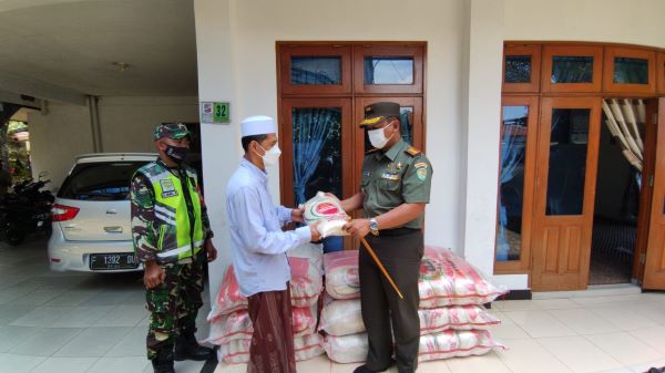 Dandim 0606/Kota Bogor Beri 1,5 Ton Beras untuk Pondok Pesantren di Bojongkerta