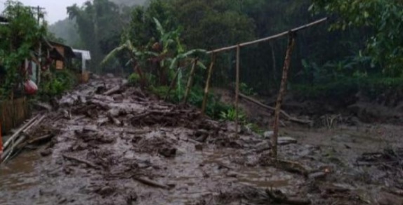Pesantren Terisolir Akibat Jembatan Utama Hanyut Diterjang Banjir Bandang