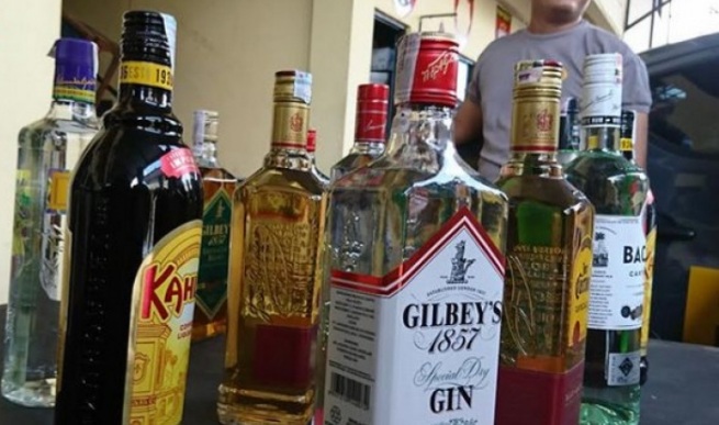 
 Praktik ilegal industri rumahan pembuat minuman keras (miras) impor palsu dan oplosan di Cileungsi.(Istimewa/Bogordaily.net)