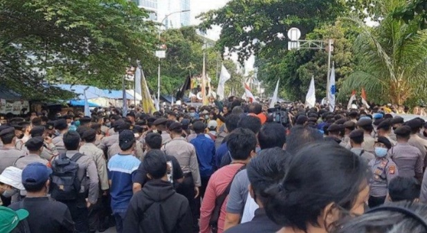 
 Massa Aksi Tolak Pemecatan 57 Pegawai KPK Masih Bertahan.(moslemchoice/Bogordaily.net)