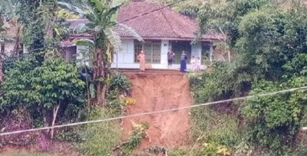 
 Diguyur Hujan, Permukiman Warga di Dusun Cisitu Gununghalu Terancam Longsor.(okezone/Bogordaily.net)