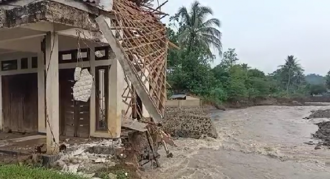 
 Rumah terbawa arus di Sungai Cidurian. (Istimewa/Bogordaily.net)