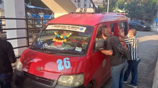 Asik Menghisap Ganja, Dua Sopir Angkot Diringkus Polisi