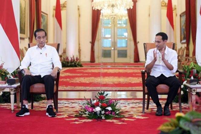 
 Presiden Jokowi berdialog dengan Mendikbudristek Nadiem Makarim, di Istana Negara, Jakarta. (BPMI Setpres/Bogordaily.net)