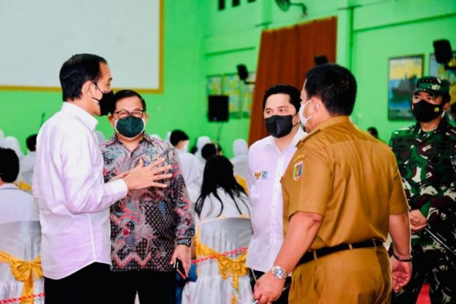 
 Presiden Joko Widodo saat meninjau kegiatan vaksinasi di SMA Negeri 2 Kota Bandar Lampung, Kamis 2 September 2021. (BPMI Setpres/Bogordaily.net)