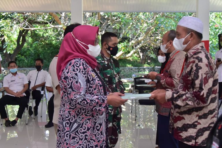 Bupati Bogor Terima Sertipikat 500 Bidang Tanah Redistribusi Bagi Masyarakat Jasinga dan Pamijahan