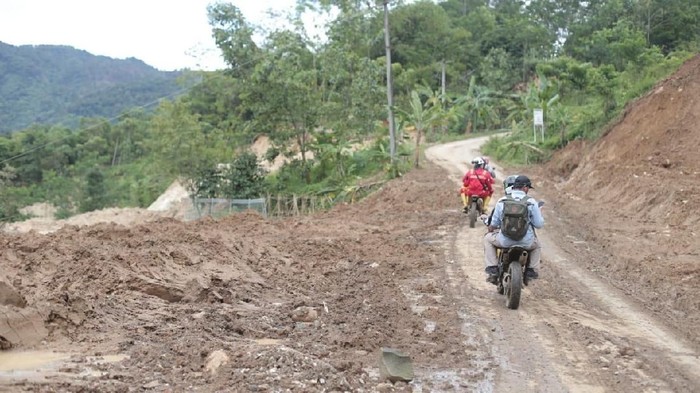 Lapor! Longsor Tutupi Jalan di Desa Nanggung Kondisinya Mengkhawatirkan