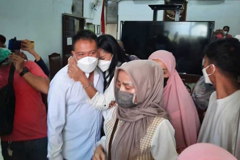 Vicky Prasetyo Harus Dipenjara Lagi, Kalina Menangis Pilu