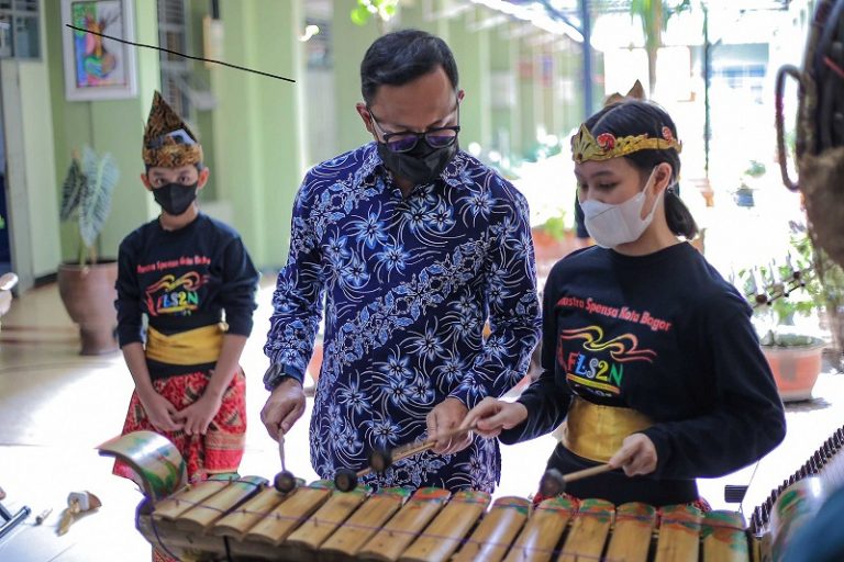 Sabet Emas di FLS2N, Bima Arya Terpukau dengan Penampilan Grup Musik Tradisional SMPN 1 Bogor
