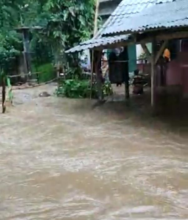 Belasan Rumah Warga Diterjang Banjir dan Tanah Longsor