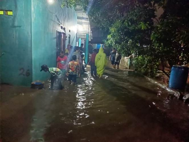 
 Sejumlah warga Desa Ciomas Rahayu Kecamatan Ciomas pada keluar rumah saat terjadi banjir yang menerjang rumah mereka.(Ruslan/Bogordaily.net)