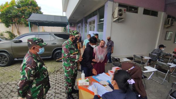 HUT Ke-76 TNI, Dandim 0606/Kota Bogor Roadshow Vaksin dan Berikan Bantuan