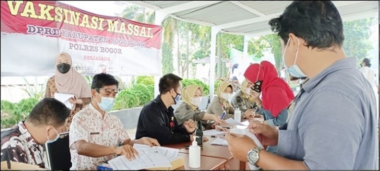 Bersinergi dengan Dinkes dan Polres Bogor, DPRD Kabupaten Bogor Gelar Vaksinasi Massal