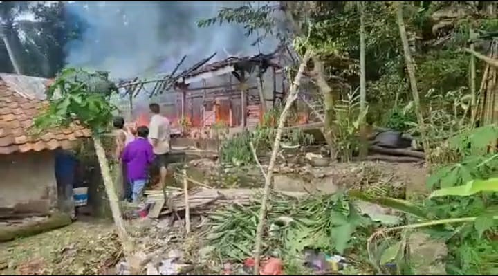 Rumah Terbakar, Seorang Lansia Harus Merangkak Menyelamatkan Diri