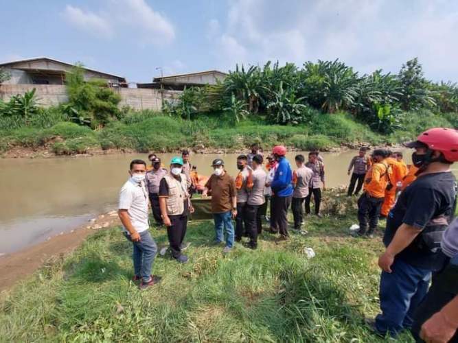 Nekat Melompat ke Sungai Cileungsi, Seorang Ibu Ditemukan Tewas Mengapung