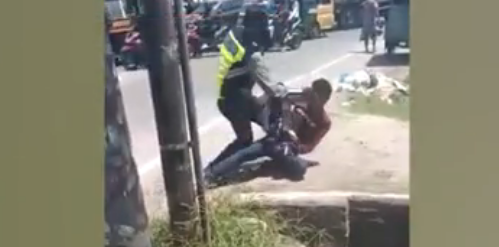 
 Seorang oknum polisi terlihat tengah memukuli seorang pemuda hingga terkapar di tanah. Pristiwa tersebut terjadi di Deli Serdang Sumatera Utara.(Istimewa/Bogordaily.net)
