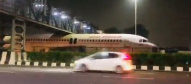 Heboh! Pesawat Terbang Nyangkut di Bawah Jembatan Penyebrangan Orang